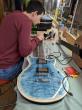 Ajustement du sillet de tête sur une guitare électrique fabriquée à l'atelier