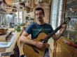 Votre luthier, photo prise au centre de formation l'Esprit du Bois, à Cluny.

Guitare entièrement réalisée à la main, de façon artisanale.